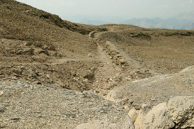  Le canal circule ici entre le flanc de montagne et un mur de pierre